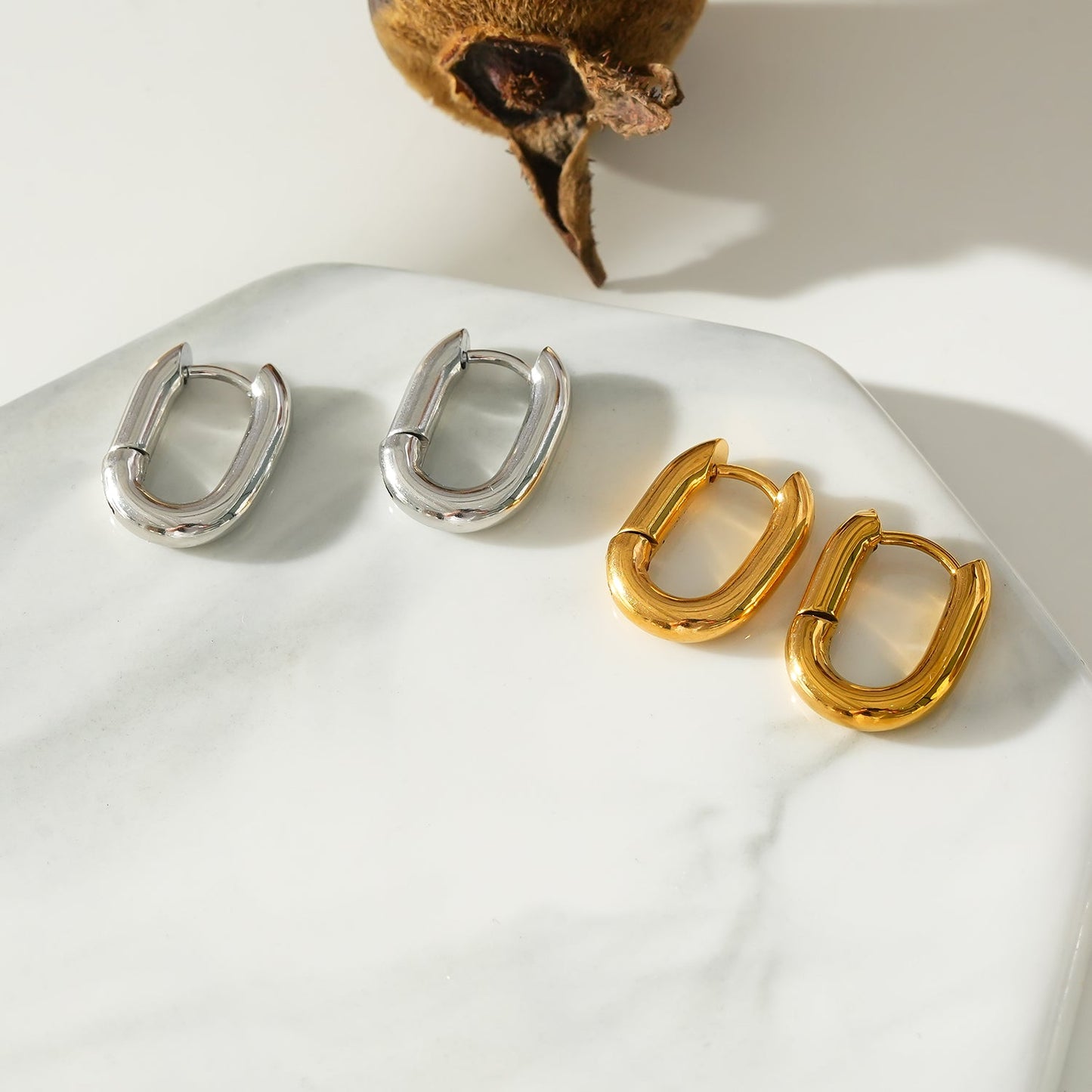 Style BISBEE: Rounded Corners Rectangular Mini Hoop in Gold
