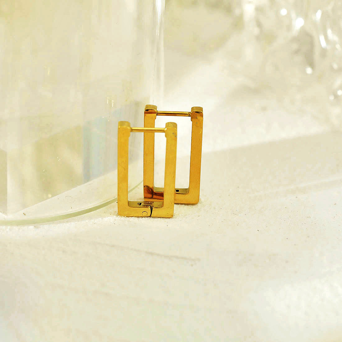 Style DELILAH: Rectangular Mini Hoop Earrings in Gold
