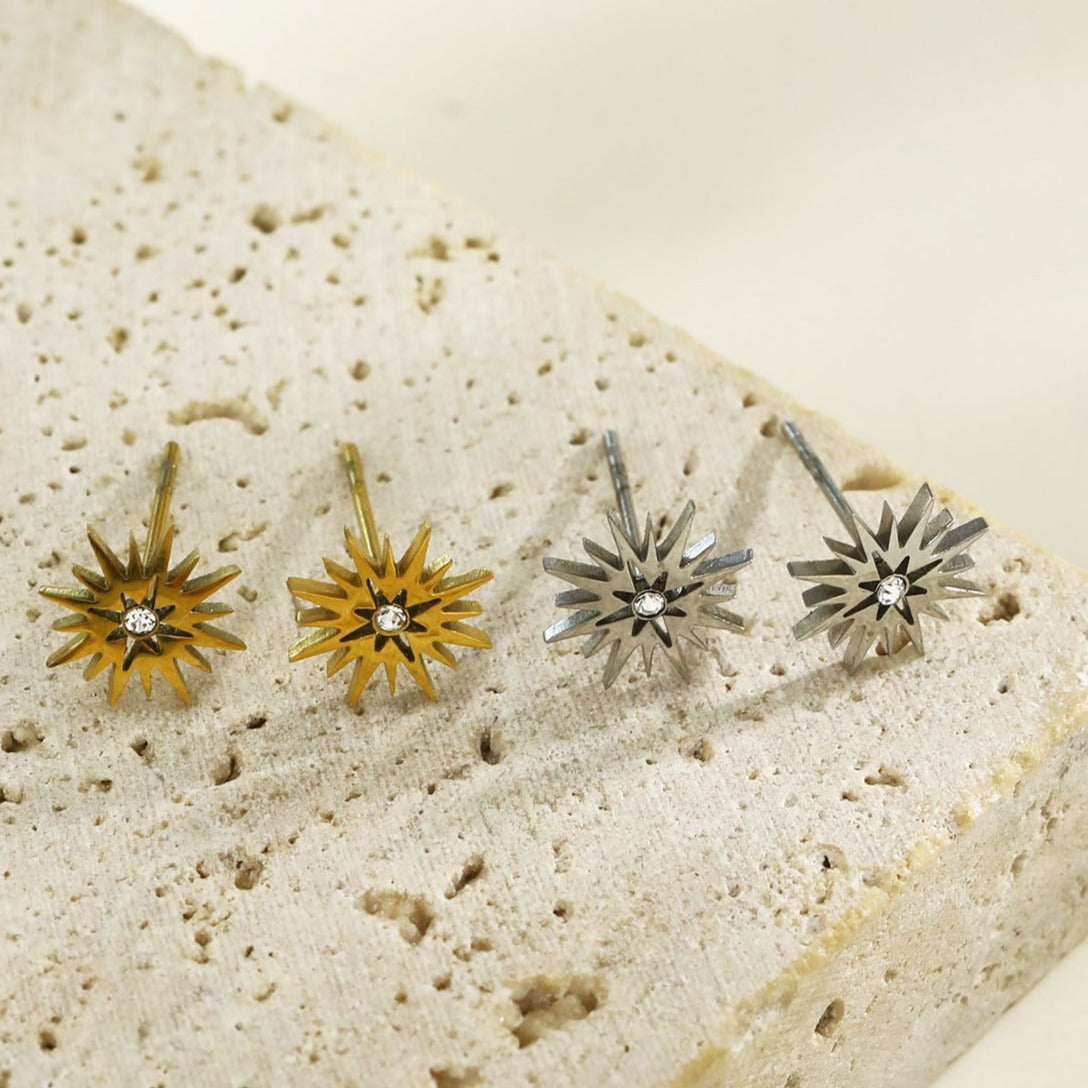 AMNISTY: 'Brilliant Star' Zirconia Stud Earrings Silver
