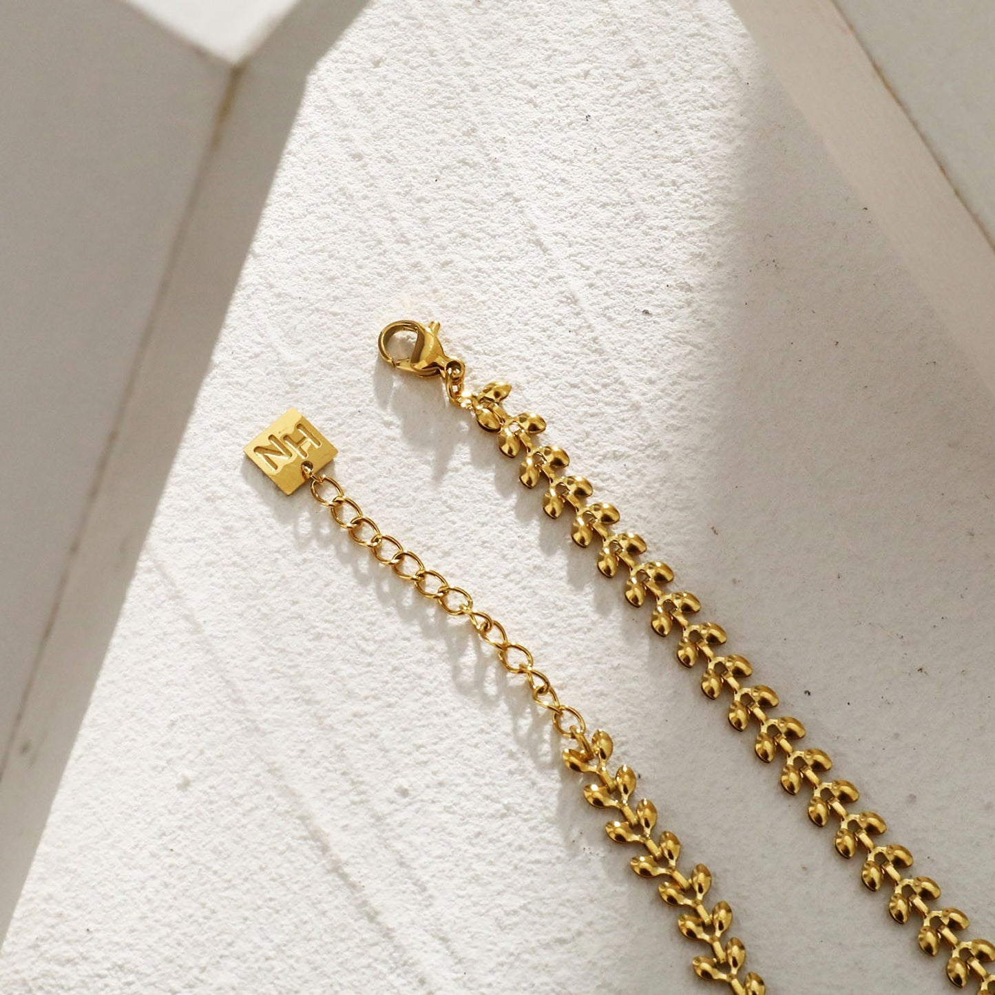 FANIA: Leafy Patterned Bold Chain Necklace