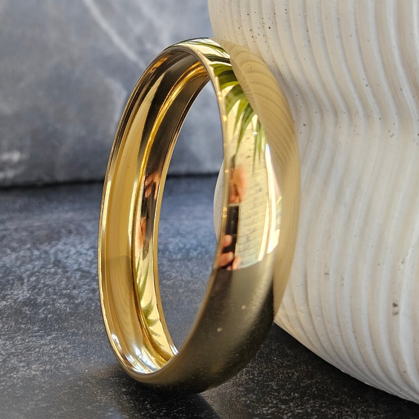 Style UMUAKOT: Mid Width Classic Gold Band Bracelet