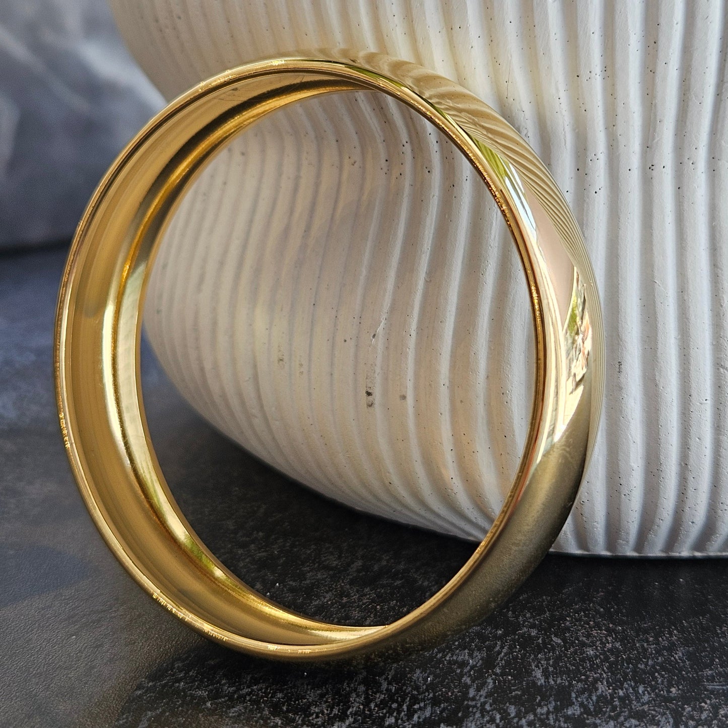 Style UMUAKOT: Mid Width Classic Gold Band Bracelet