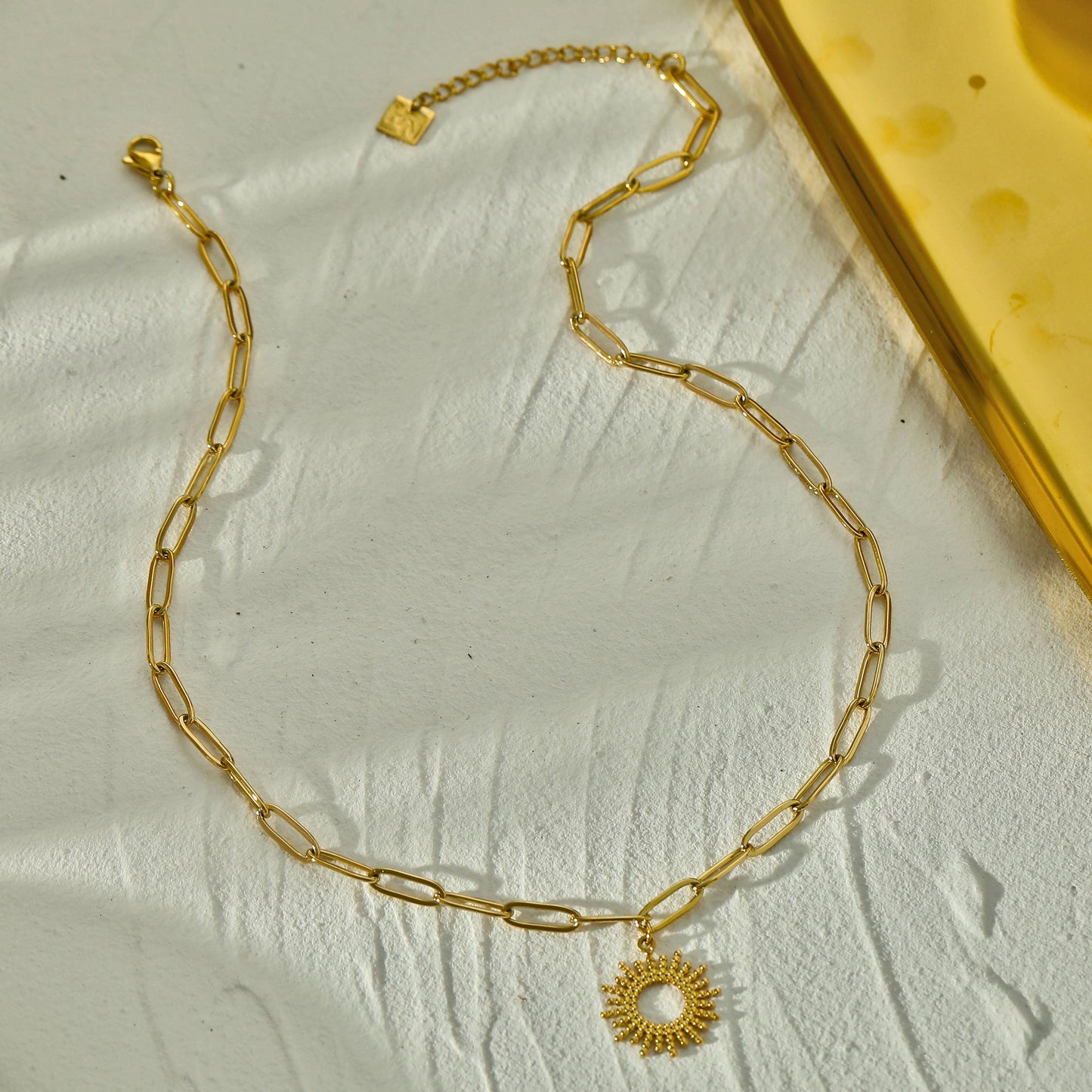 Style ABIGAIL: Contemporary Link Chain Necklace with Ornate Star Burst Pendant