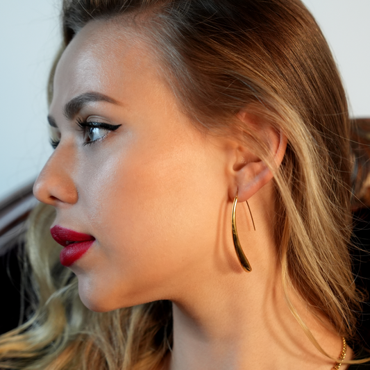 Style ADARA Gold: Abstract Elegance. Avant-Garde Geometric Earrings