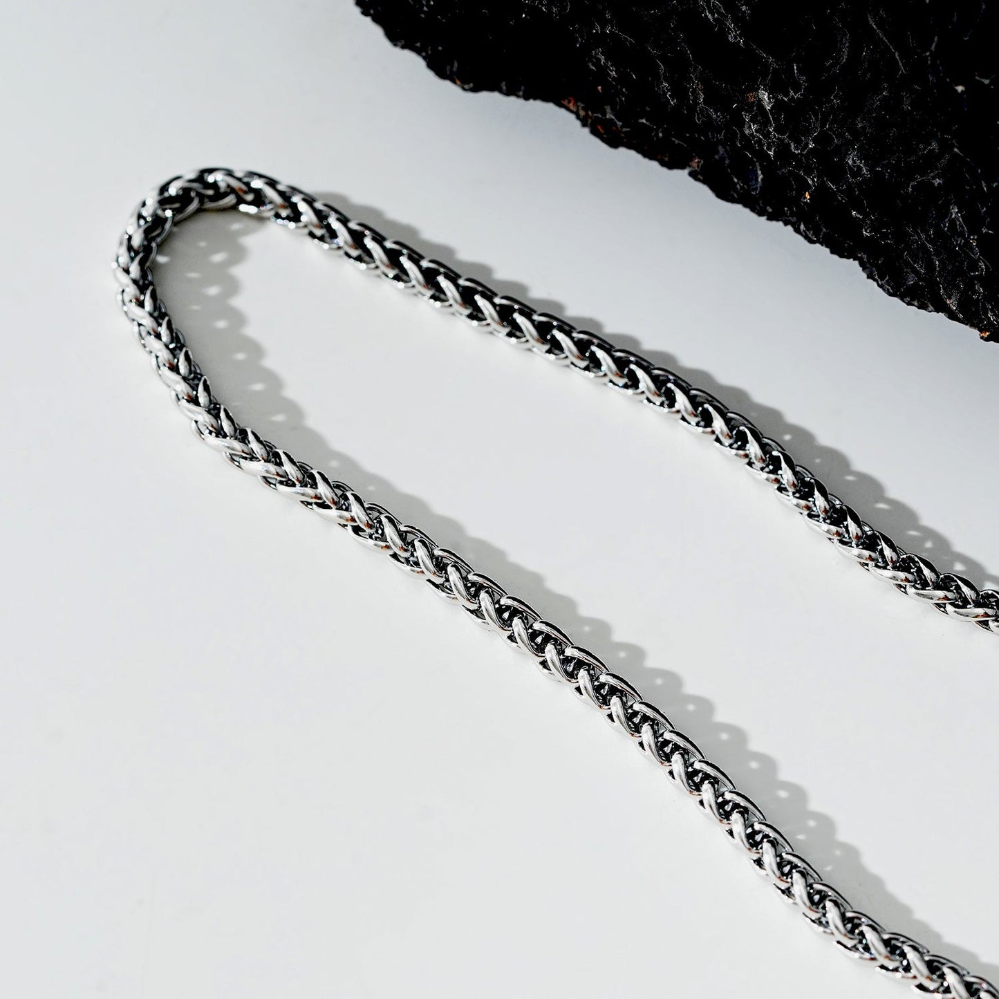 Style ALDGATE: Bold Elegance - Chunky Mid-Width Byzantine Chain Necklace in Silver.