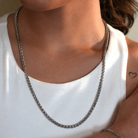 Style ALDGATE: Bold Elegance - Chunky Mid-Width Byzantine Chain Necklace in Silver.