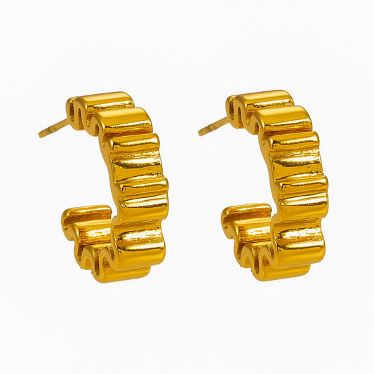 Style ALMORA: Retro-Inspired Wriggly Shaped Hoop Earrings in Gold