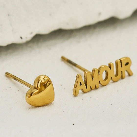 AMOUR & HEART Symbol – Romantic Statement 2-Pair Stud Earrings in Gold.