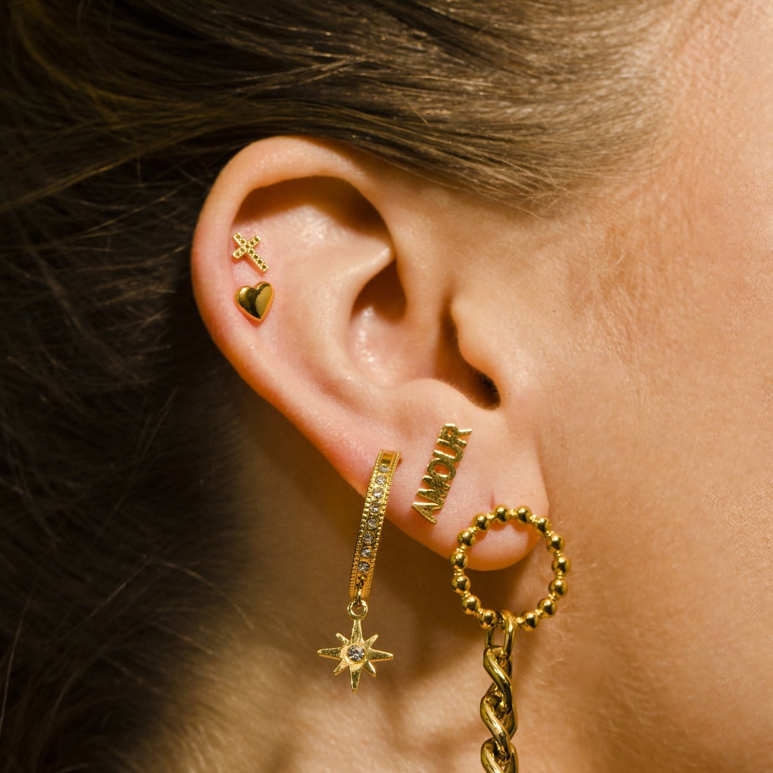 AMOUR & HEART Symbol – Romantic Statement 2-Pair Stud Earrings in Gold.