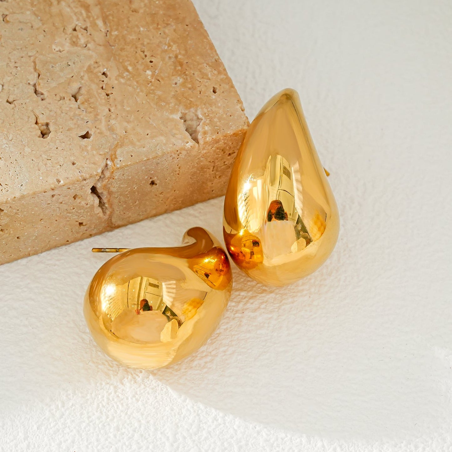 AVONTUR Gold: Statement Tear Drop Stud Earrings