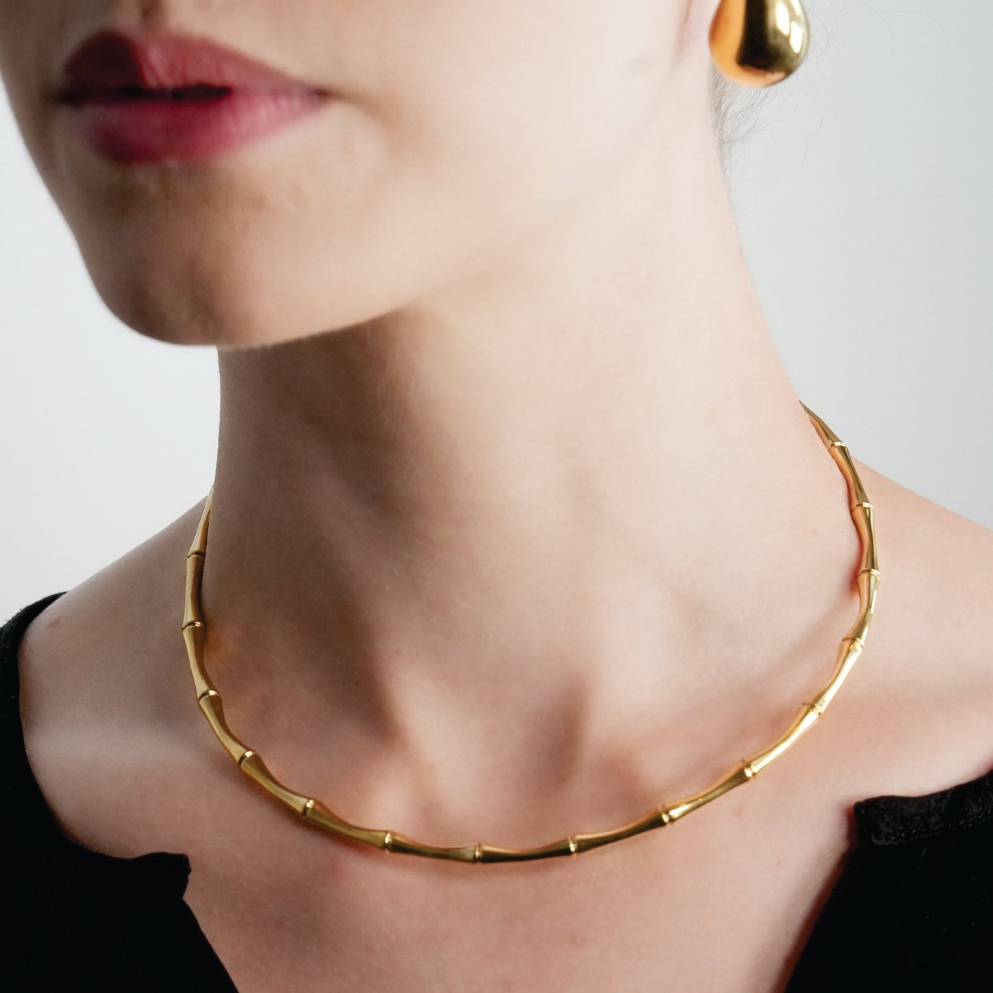 BENONI Gold: Bamboo Textured Choker Collar Necklace.