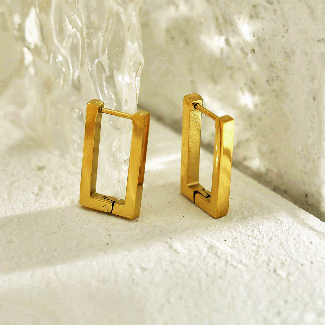 Style DELILAH: Rectangular Mini Hoop Earrings in Gold