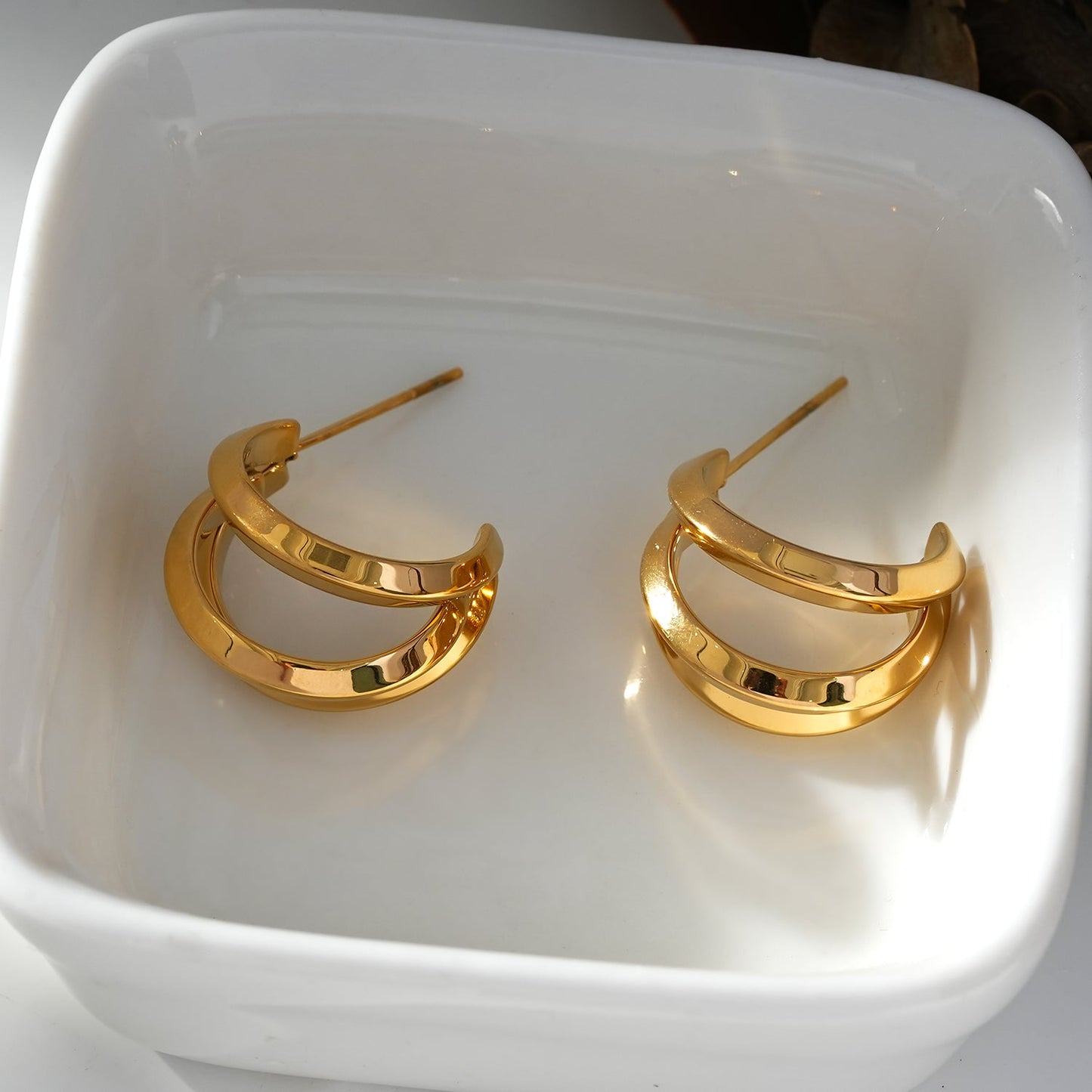 Style GRIZZANA: Triple Banded Hoop Earrings in Gold