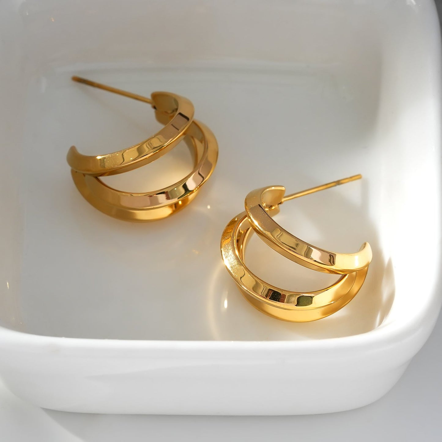 Style GRIZZANA: Triple Banded Hoop Earrings in Gold