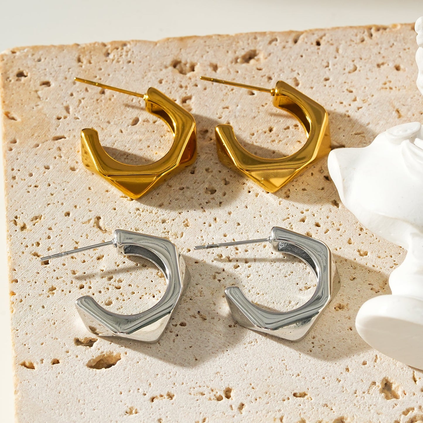 Style PERIDO Gold: Art Deco Styled Geometric Hoop Earrings