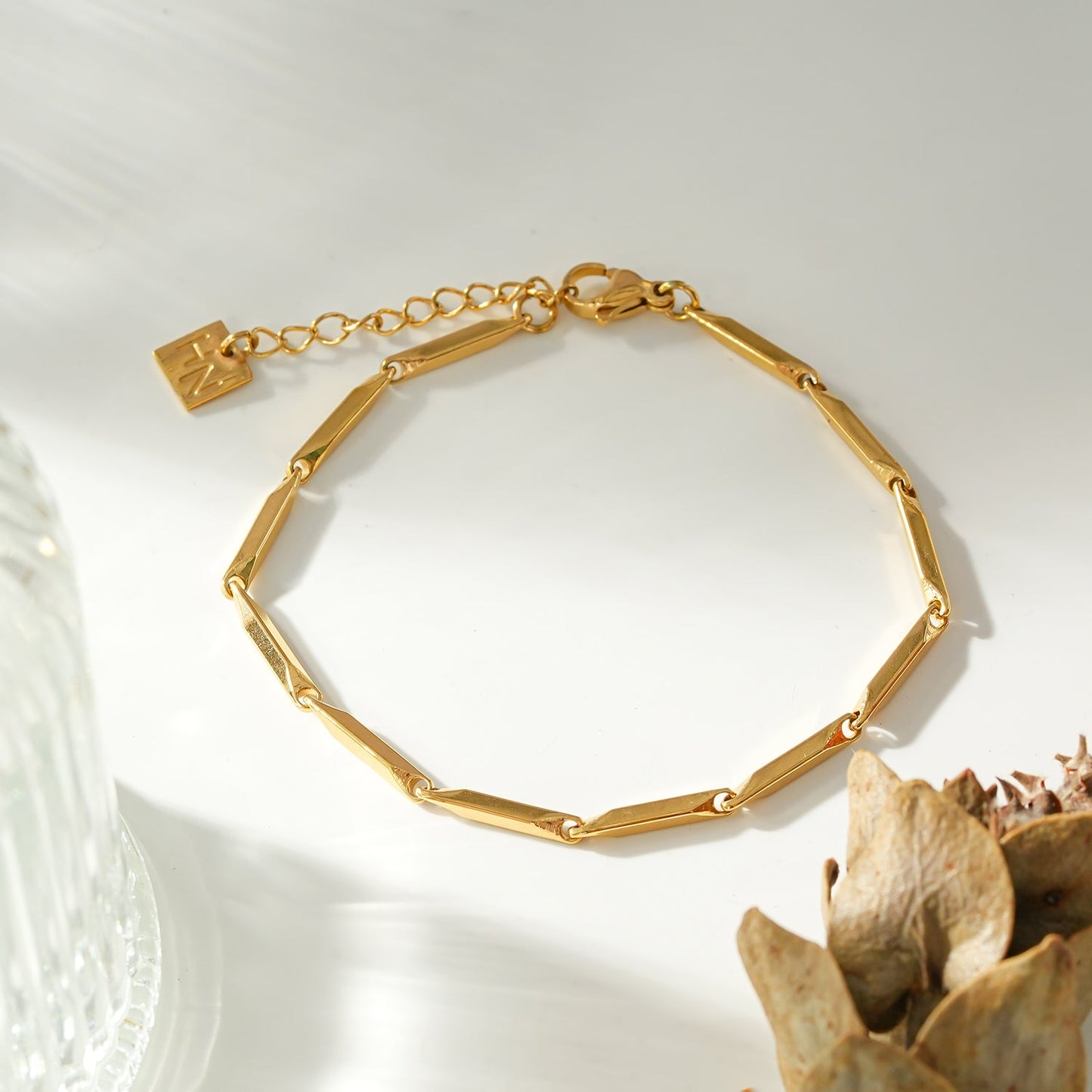 Style ITARSI Gold: Minimalist Geometric Shaped Beaded Chain Bracelet
