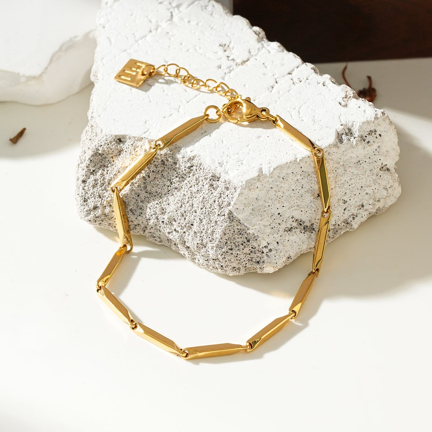Style ITARSI Gold: Minimalist Geometric Shaped Beaded Chain Bracelet