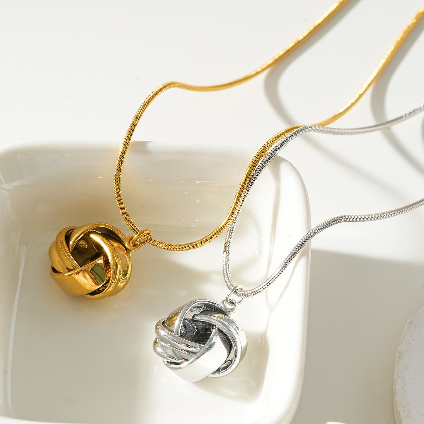 Style JASPUR: Snakeskin Chain Necklace with Love-Knot Pendant in White Gold (Silver Toned)