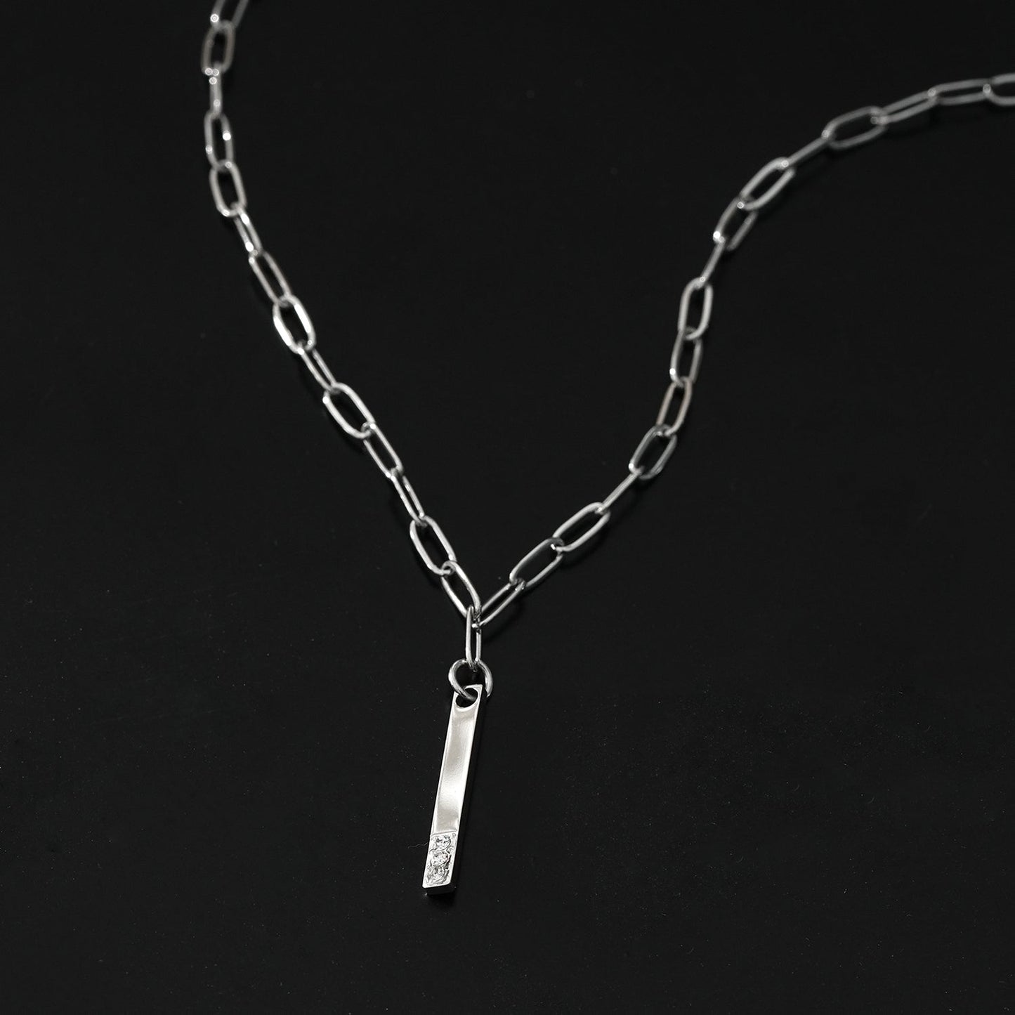 Style KORATIA: Minimalist Chain Necklace with Zirconia Gemstones in Silver