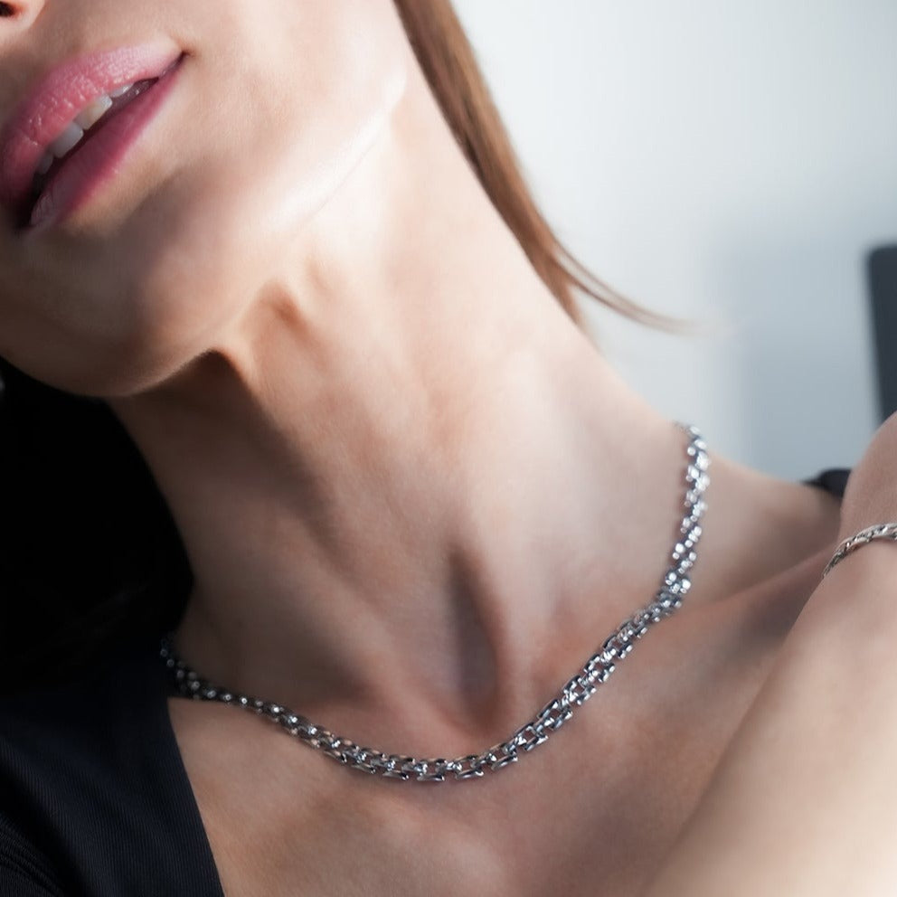 Style KOVVUR: Retro Twin Chain Necklace in White Gold (Silver Toned)