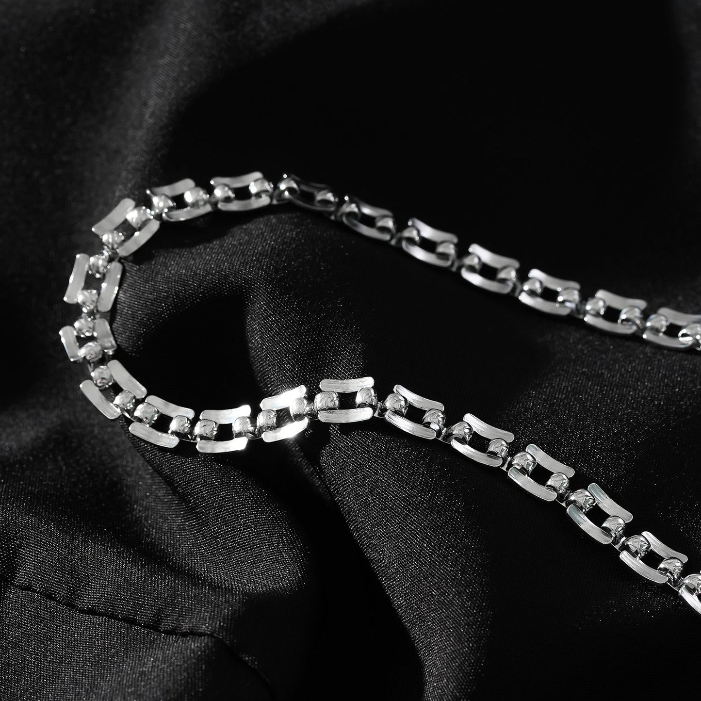 Style KOVVUR: Retro Twin Chain Necklace in White Gold (Silver Toned)