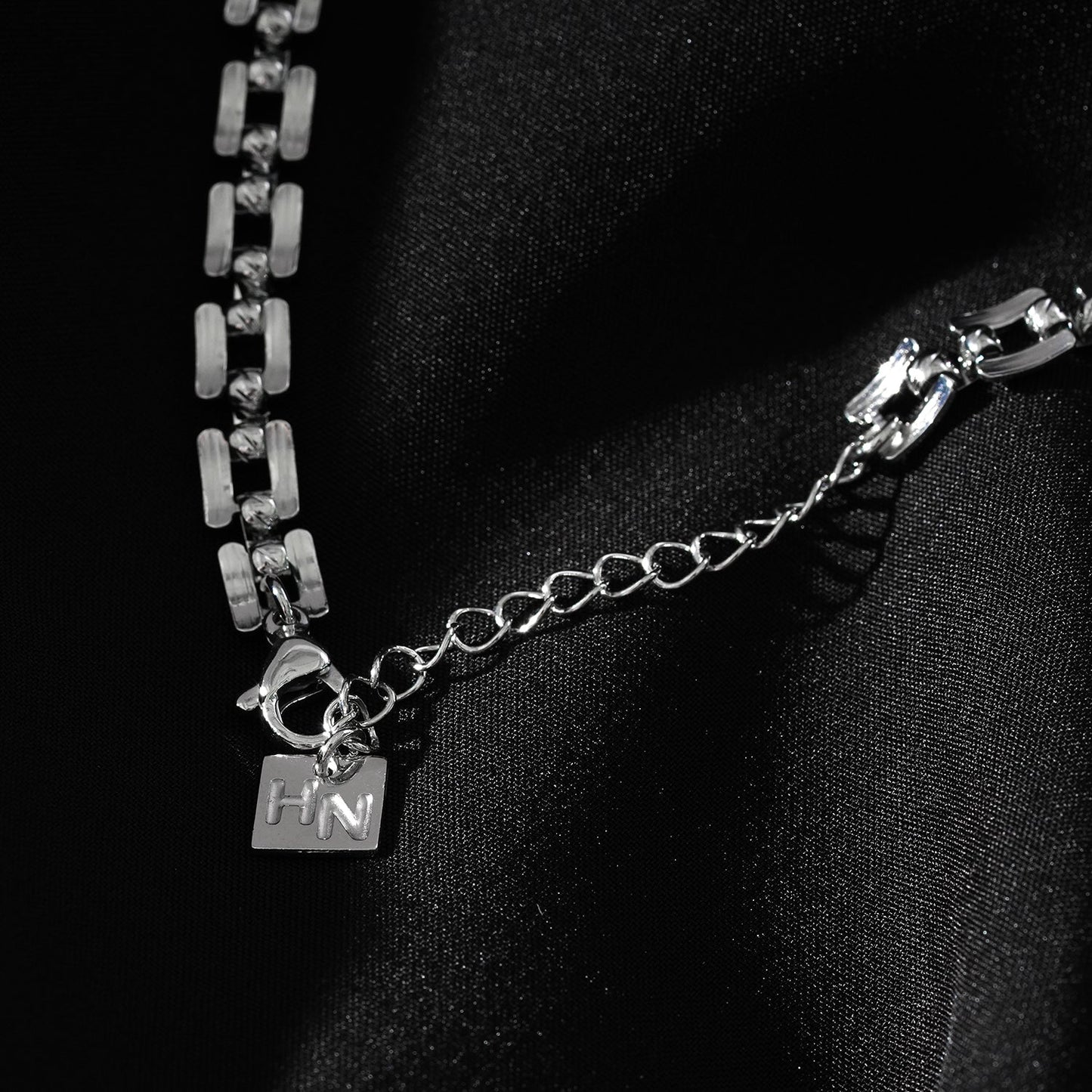 Style KOVVUR: Retro Twin Chain Necklace in White Gold (Silver Toned)