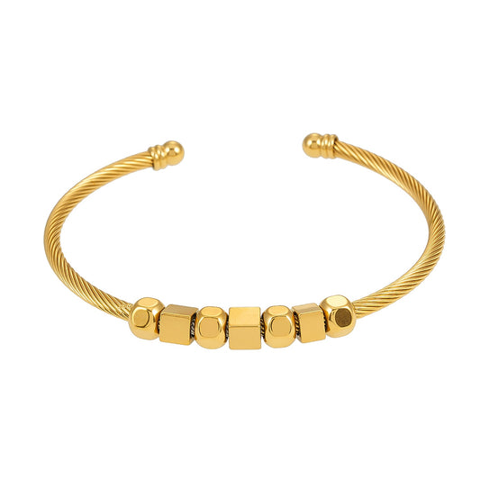 Style MALDONA: Industrial-Chic Bracelet with Round & Square Beads in Gold