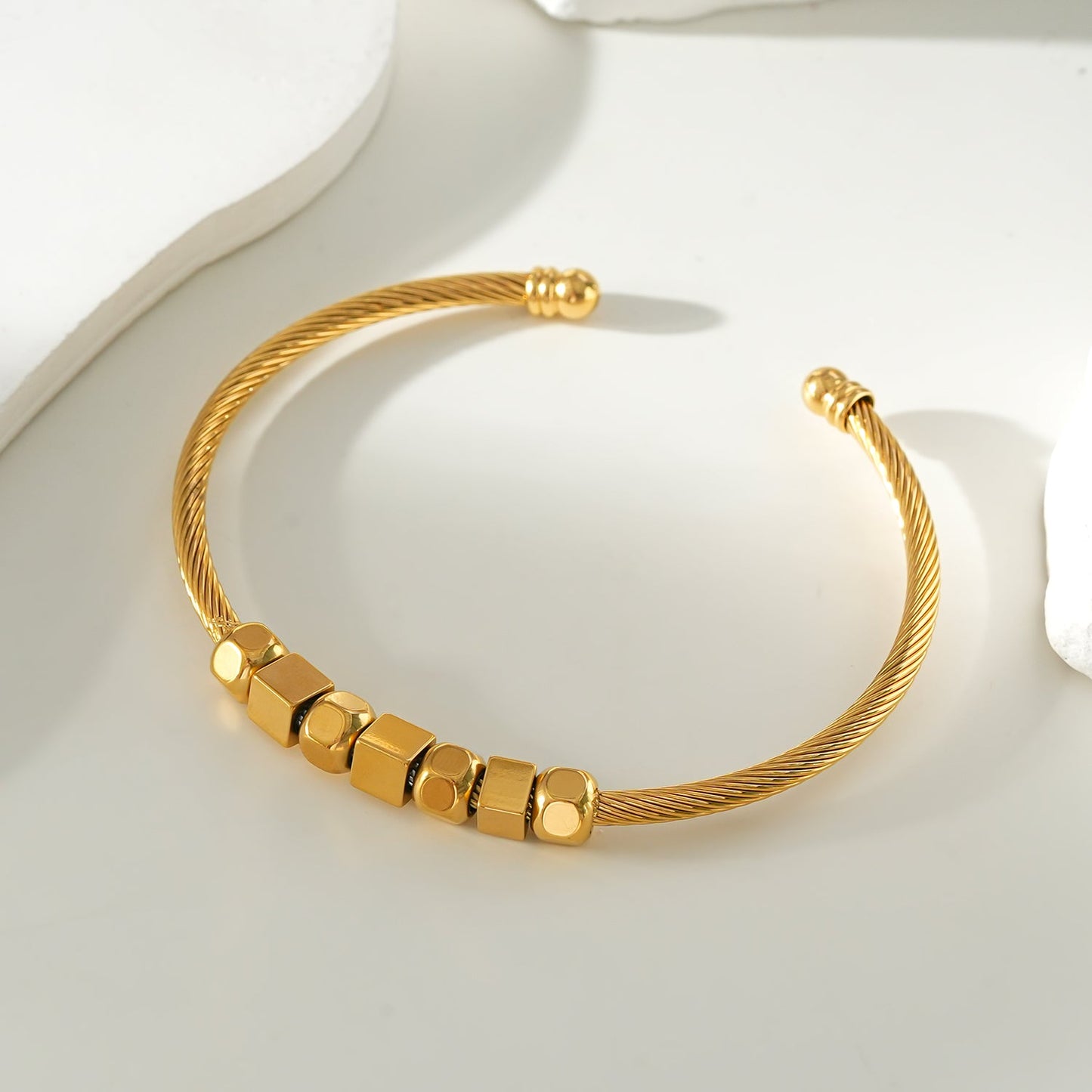 Style MALDONA: Industrial-Chic Bracelet with Round & Square Beads in Gold