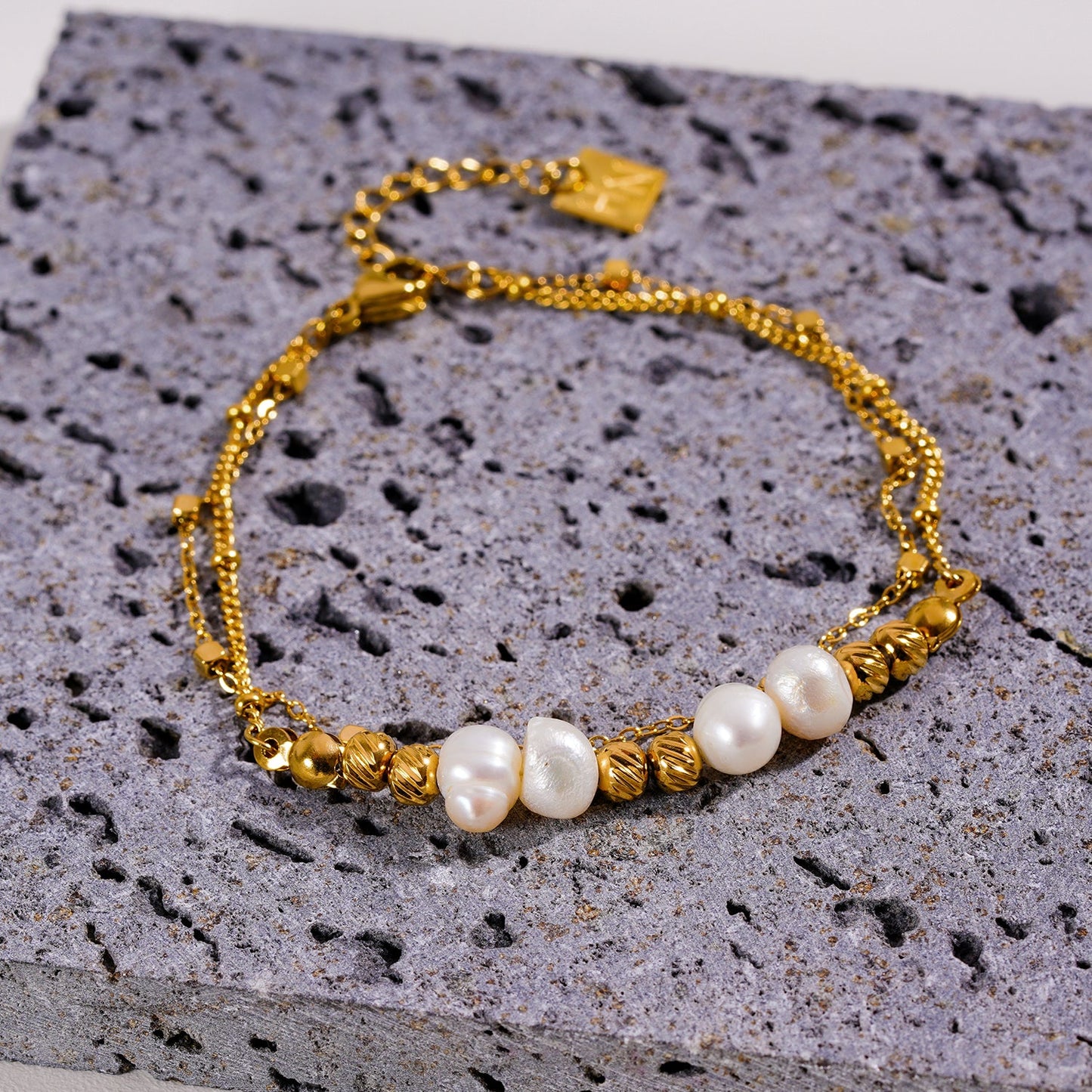 MARENTA: Gilded Harmony Chain Bracelet with Gold Beads and Freshwater Pearls