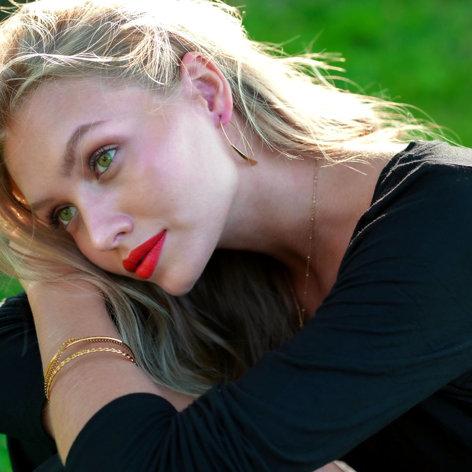 XIMENA: Geometric Curves Gold Hoops