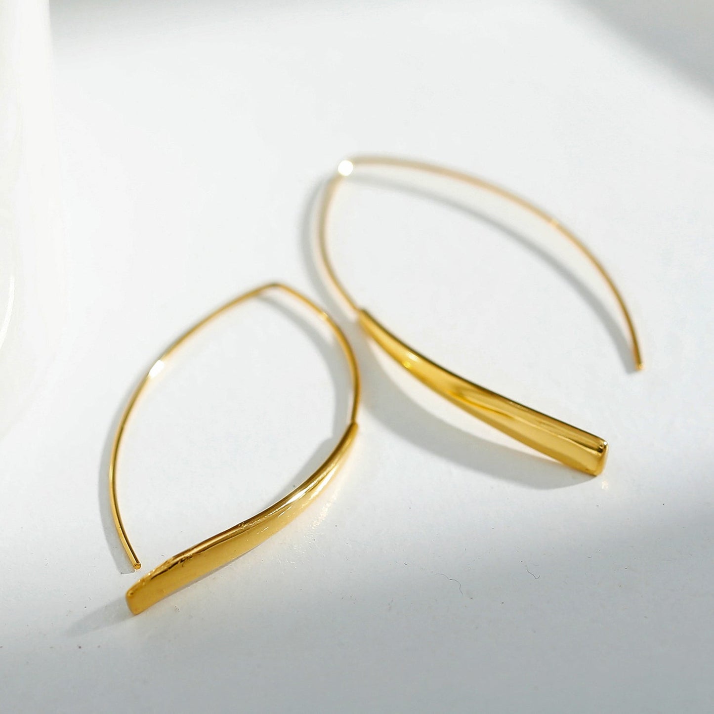 XIMENA: Geometric Curves Gold Hoops