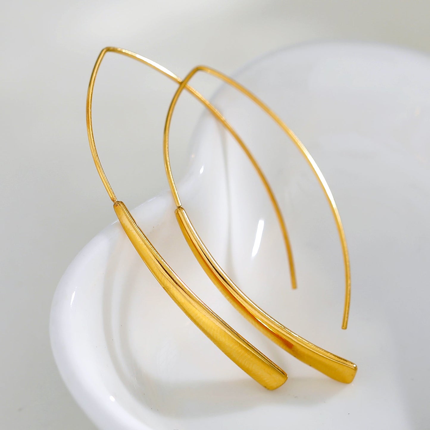 XIMENA: Geometric Curves Gold Hoops