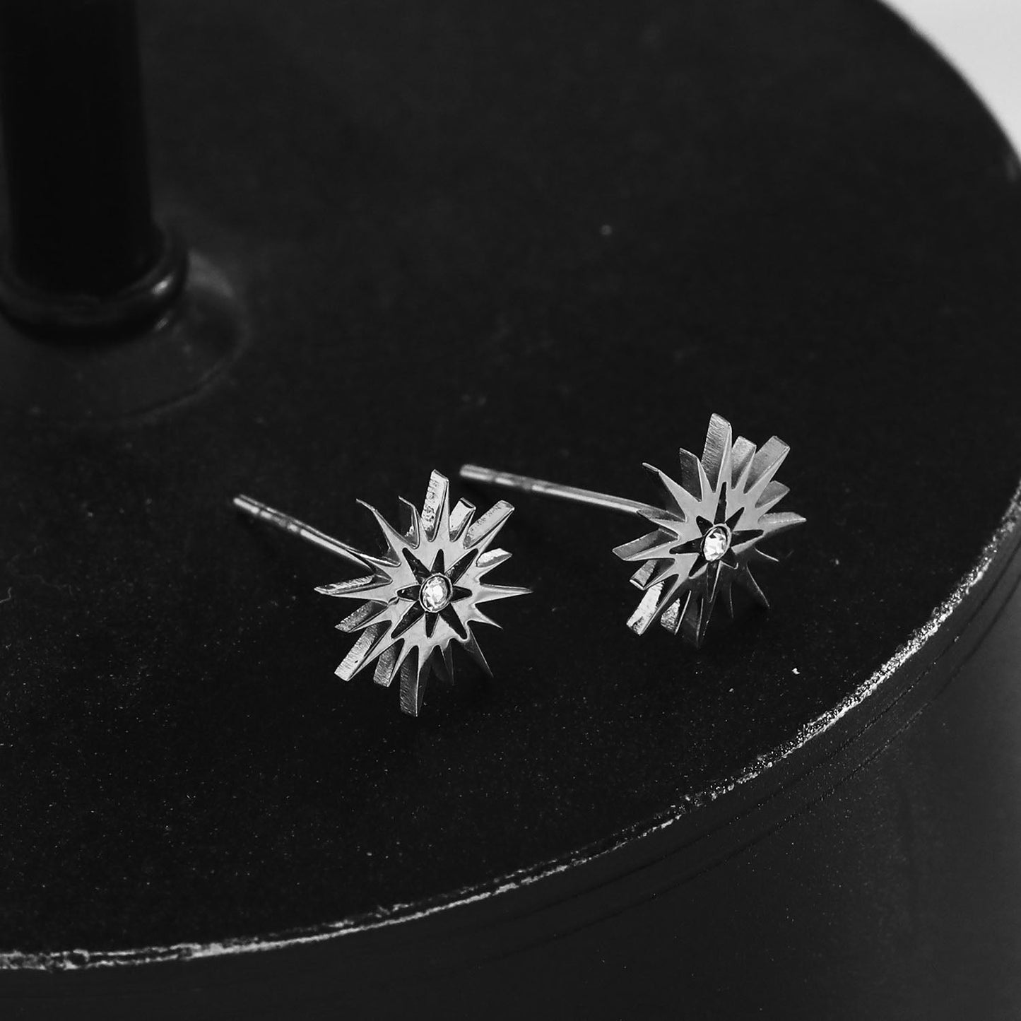 AMNISTY: 'Brilliant Star' Zirconia Stud Earrings Silver