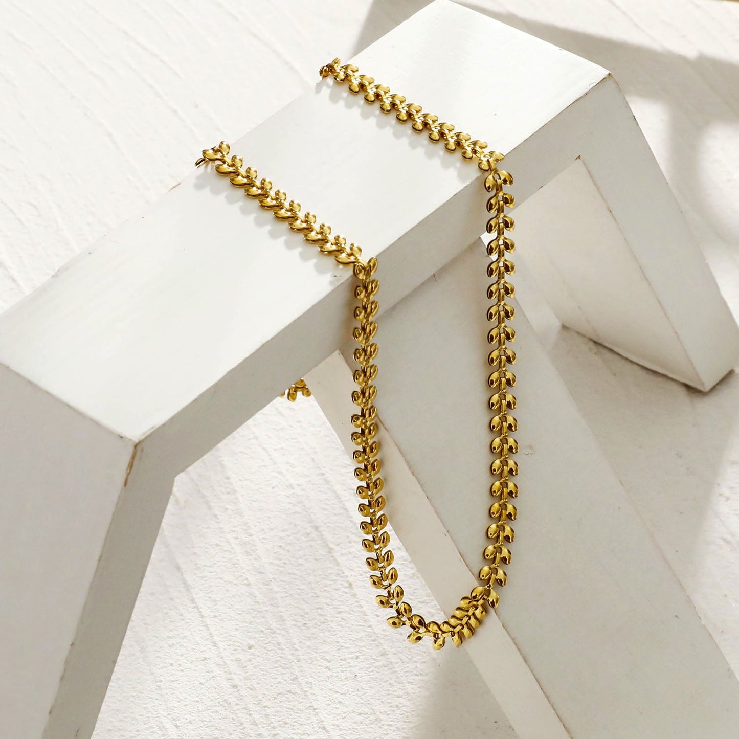 FANIA: Leafy Patterned Bold Chain Necklace
