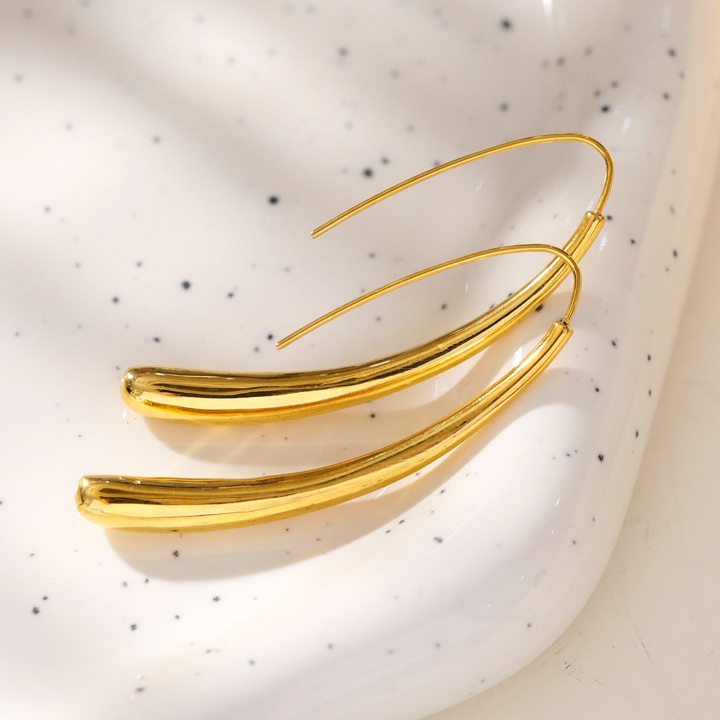 Style ADARA Gold: Abstract Elegance. Avant-Garde Geometric Earrings