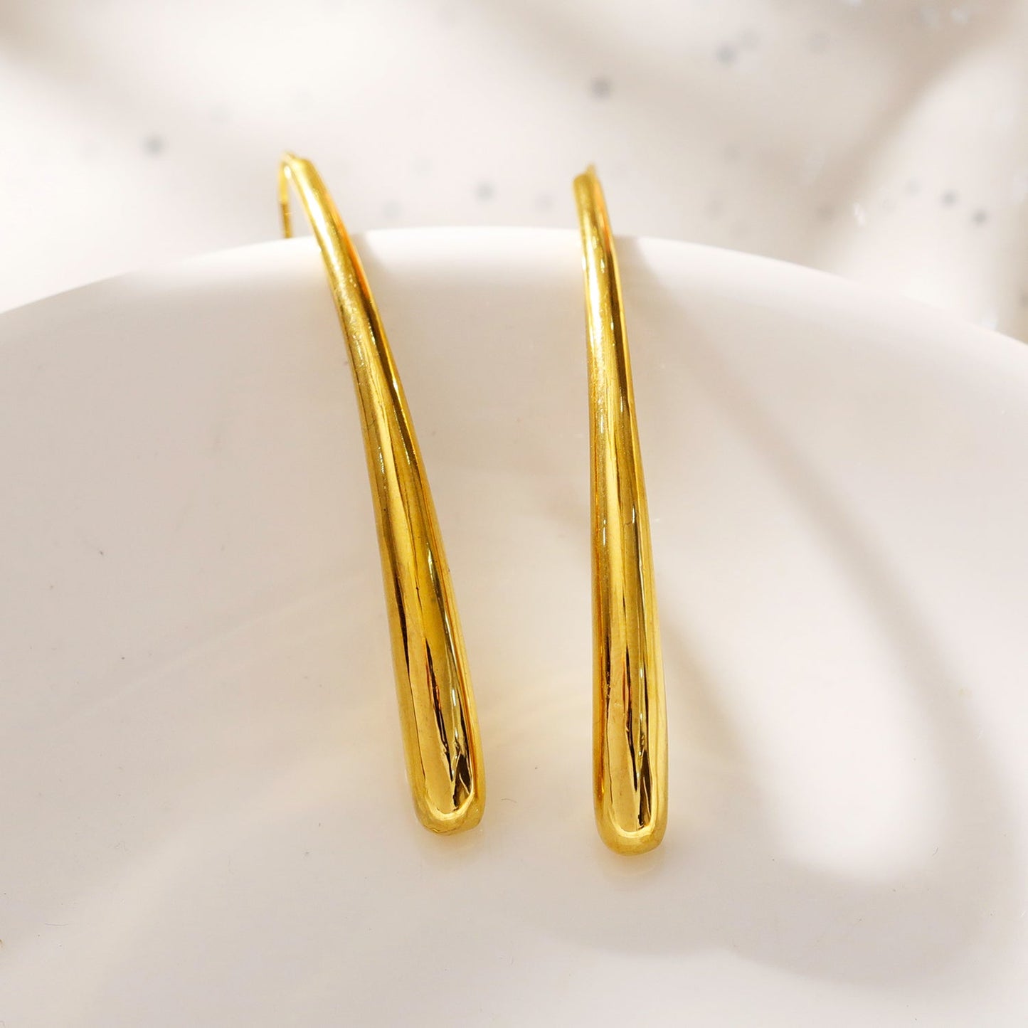 Style ADARA Gold: Abstract Elegance. Avant-Garde Geometric Earrings