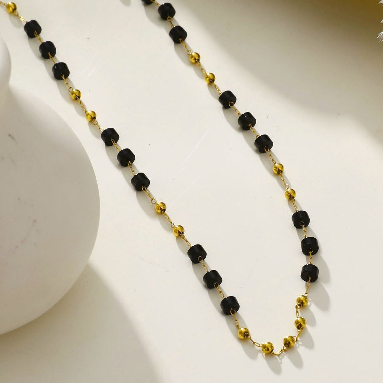 SANTA CRUZ Black: Gold & Black Onyx Beaded Chain Necklace