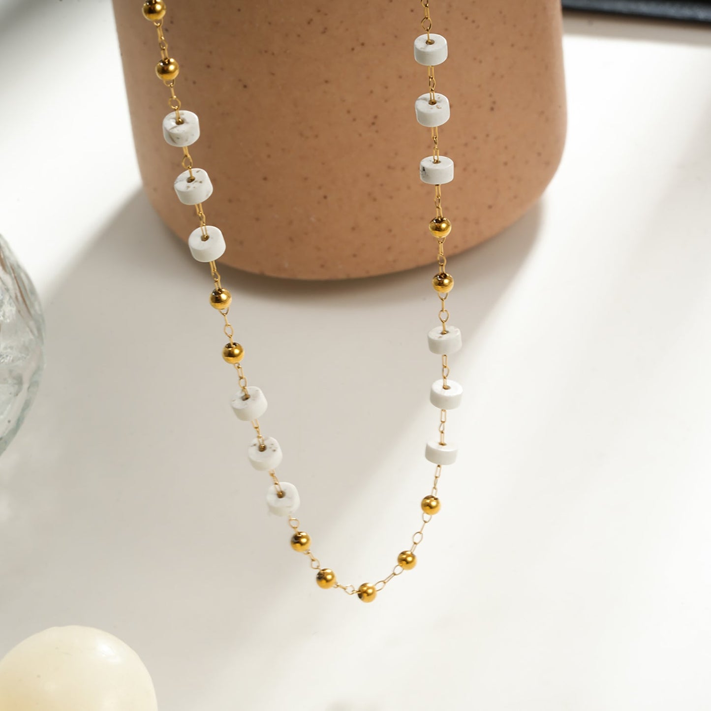 SANTA CRUZ White: Gold & White Stone Beaded Chain Necklace