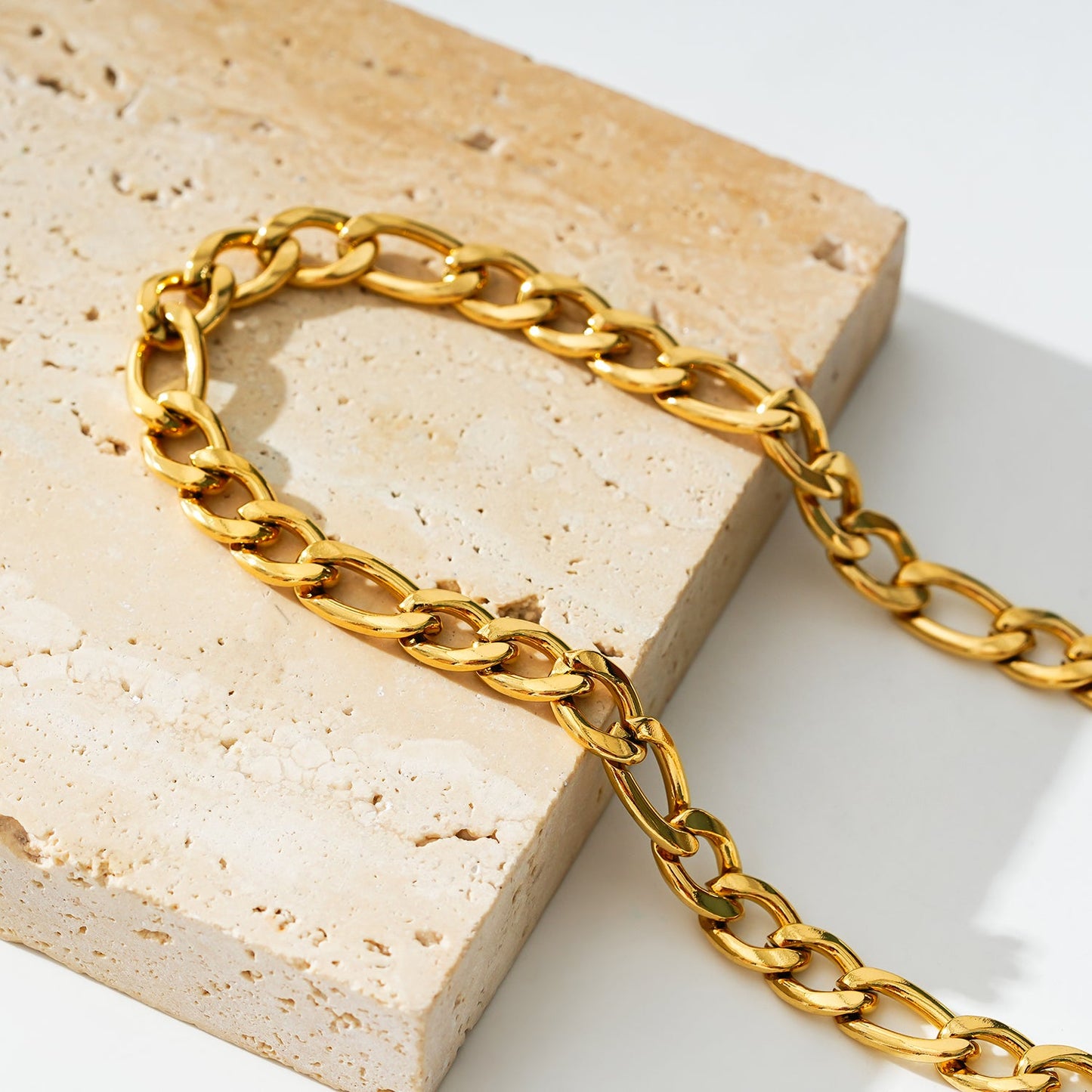 Style SUTTON: Cuban-Link Statement Chain Necklace in Gold