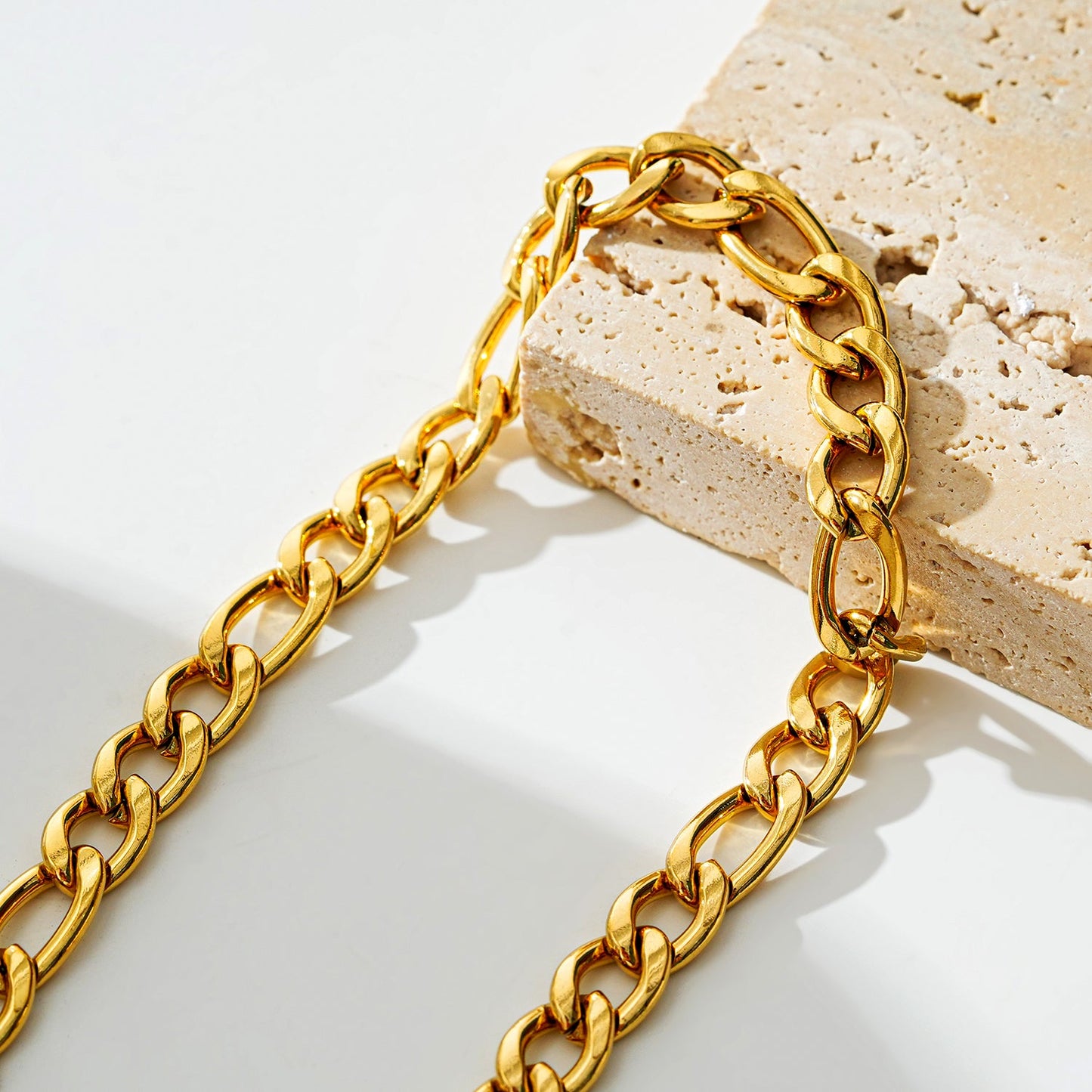 Style SUTTON: Cuban-Link Statement Chain Necklace in Gold