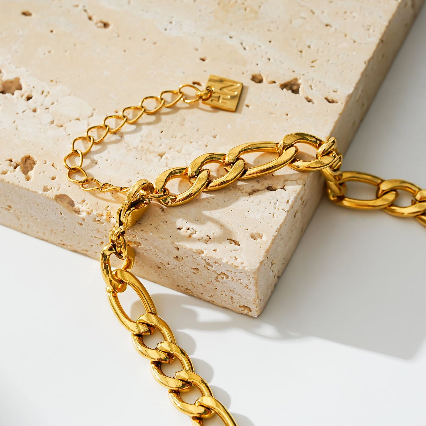 Style SUTTON: Cuban-Link Statement Chain Necklace in Gold