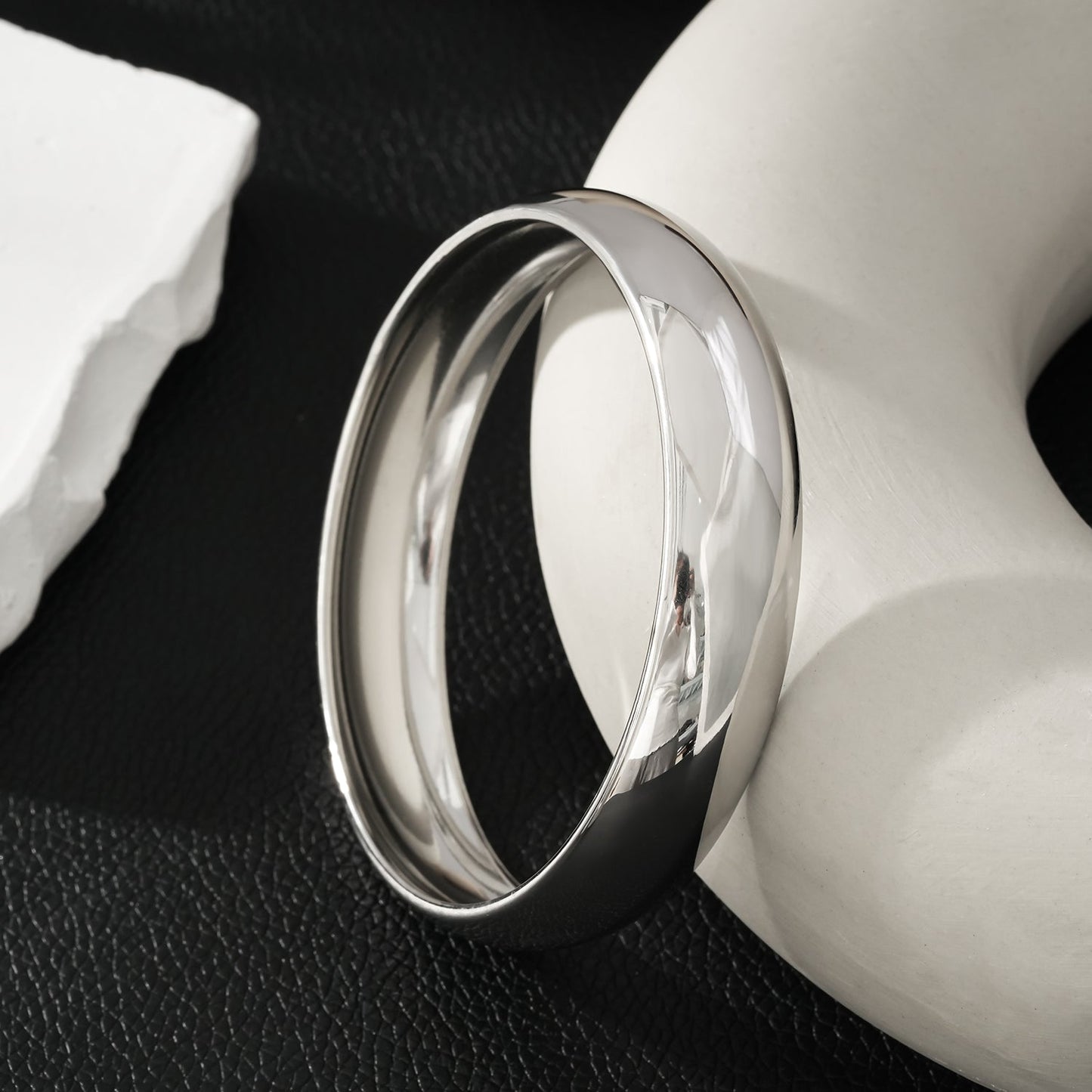 Style UMUAKOT: Mid Width Classic Silver Band Bracelet