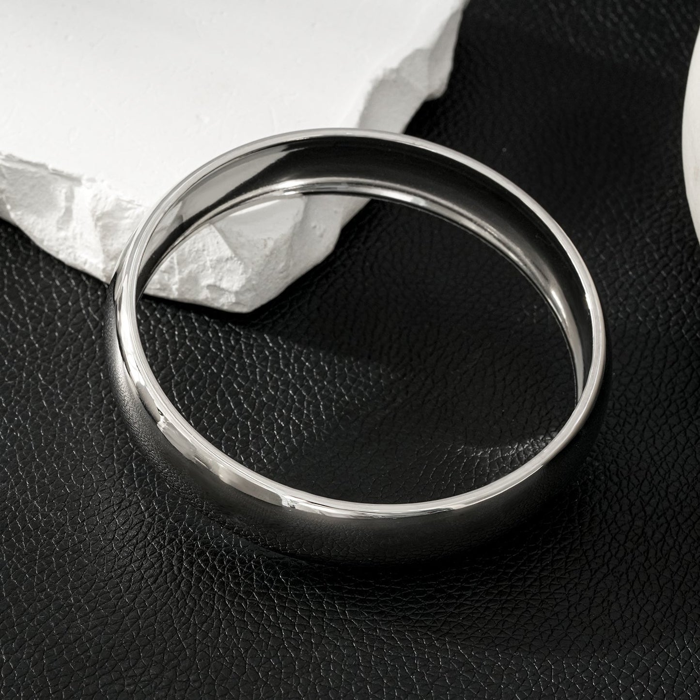 Style UMUAKOT: Mid Width Classic Silver Band Bracelet