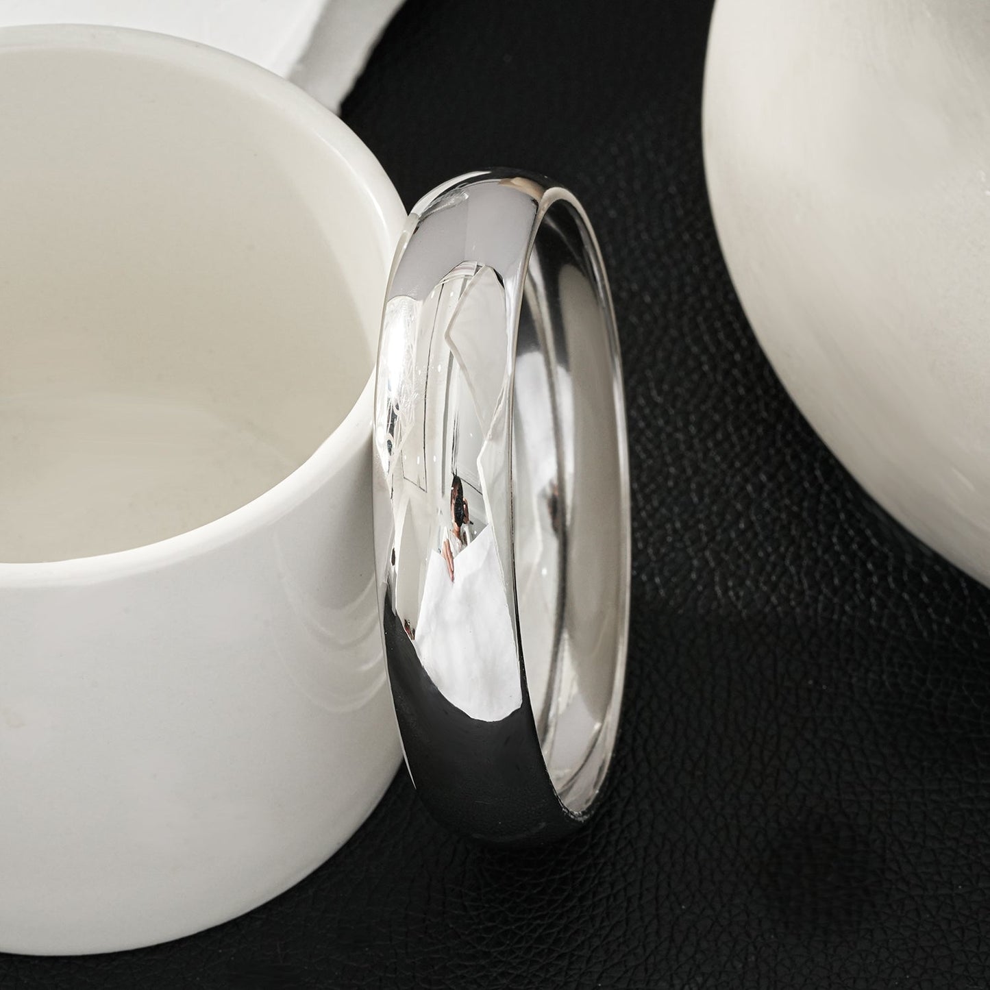 Style UMUAKOT: Mid Width Classic Silver Band Bracelet