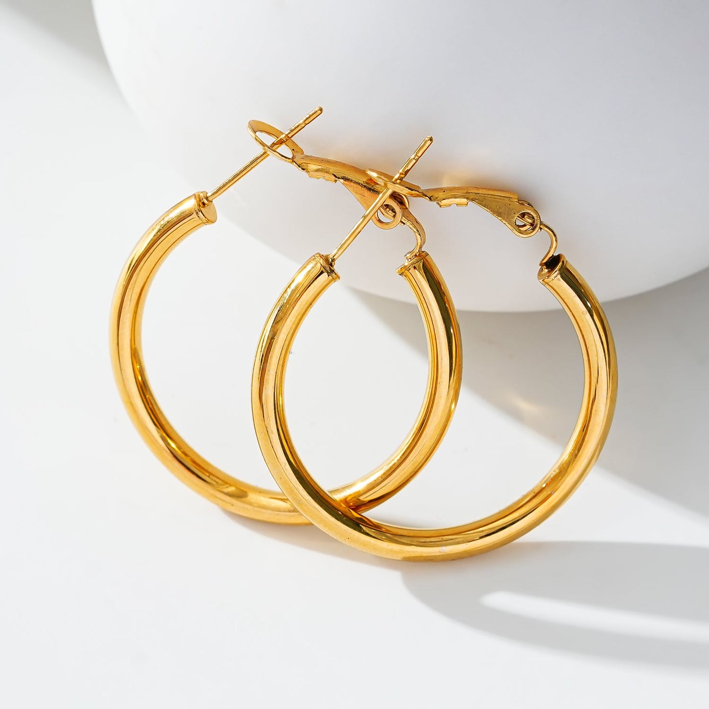 YANNA: Mid-Width Essential Hoop Earrings Gold Size C (3cm)