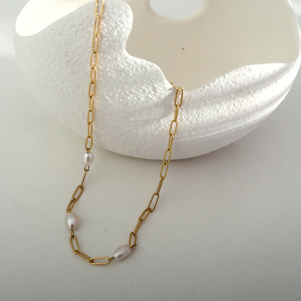 YORK: Fresh Water Pearl Trio on A Paper-Chain Necklace