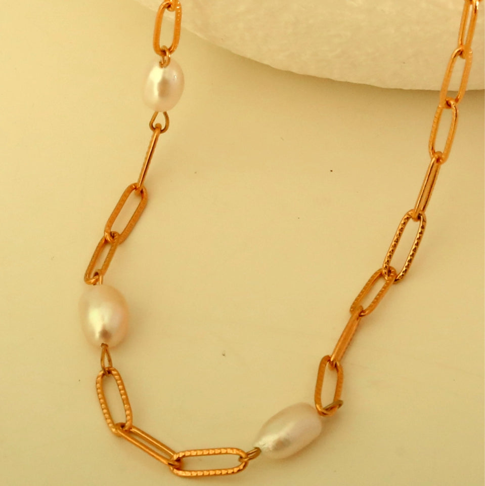 YORK: Fresh Water Pearl Trio on A Paper-Chain Necklace