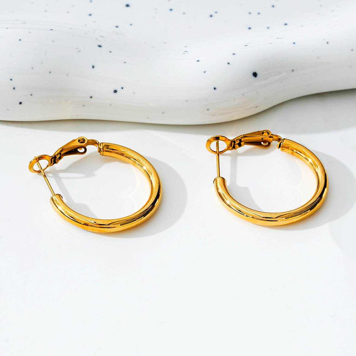 YOSHIKO: Mid-Width Essential Hoop Earrings Gold Size A (2 cm)