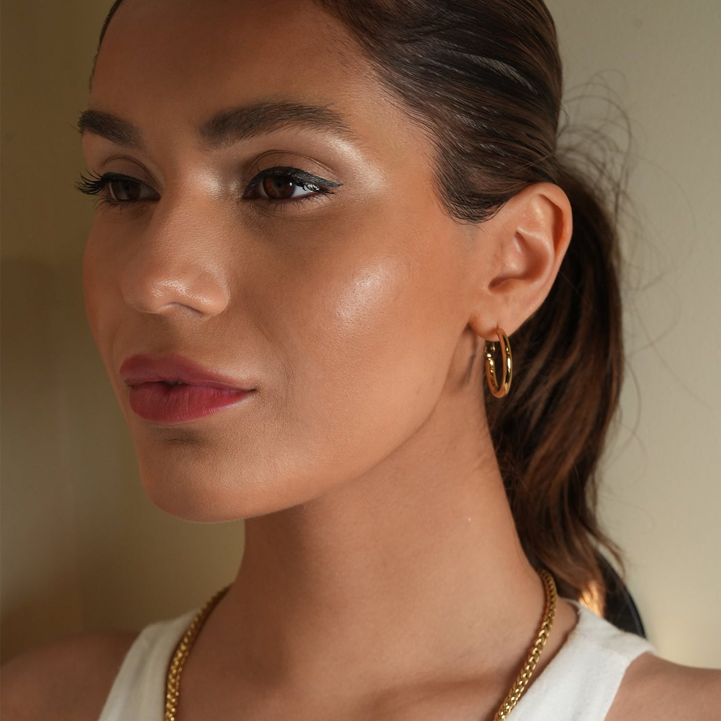 YOSHIKO: Mid-Width Essential Hoop Earrings Gold Size A (2 cm)