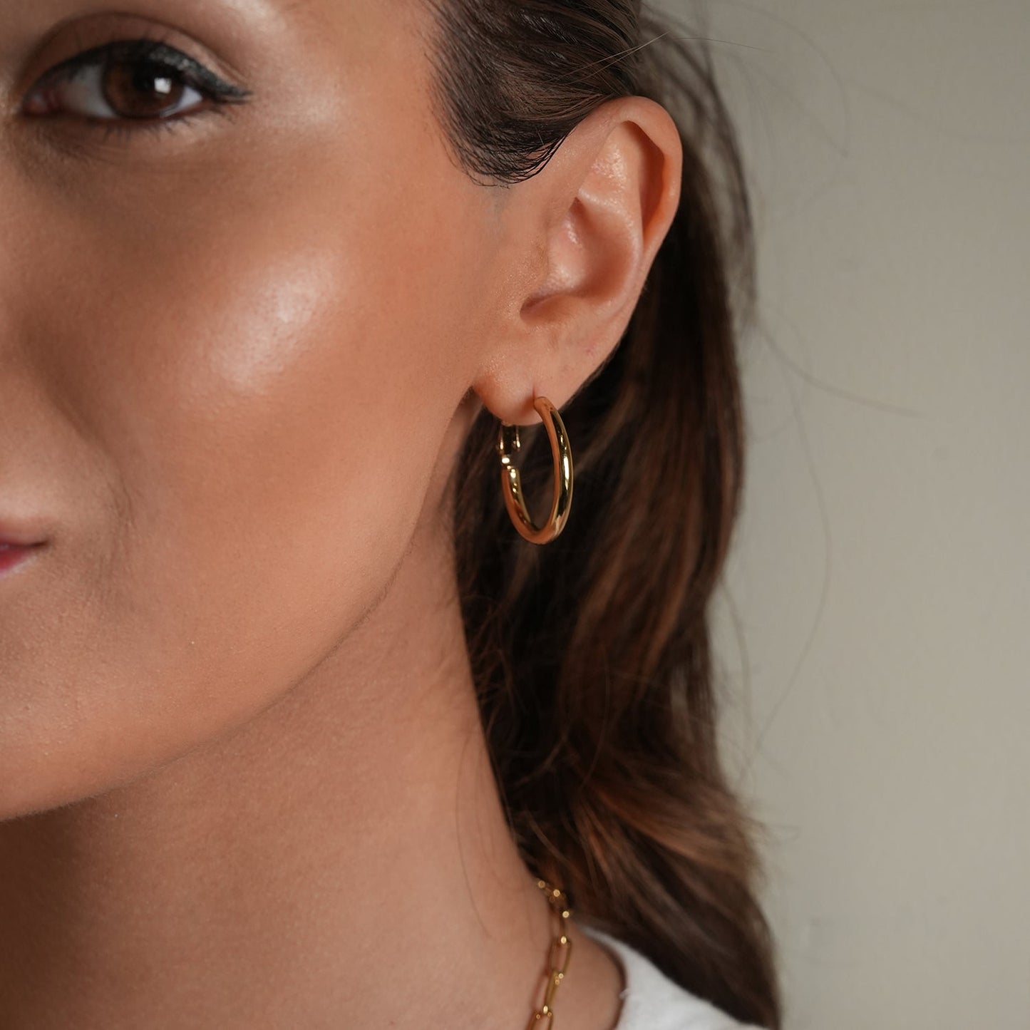 YOSHIKO: Mid-Width Essential Hoop Earrings Gold Size A (2 cm)